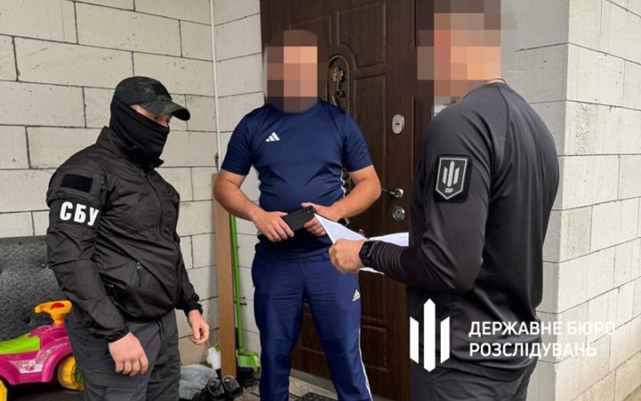 ДБР повідомило про підозру правоохоронцю зі спільником, які допомагали готувати вбивство лікаря в Києві