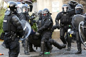 ​Восемь британских полицейских пострадали в беспорядках в Северной Ирландии