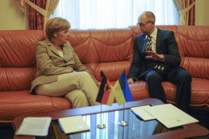 Яценюк поскаржився Меркель, що сидить на бомбі