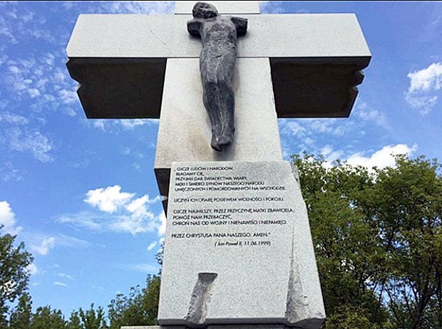 Пам'ятник жертвам Волинської трагедії у Варшаві