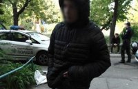 Трое подростков ограбили 70-летнего пенсионера на ж/д платформе в Киеве