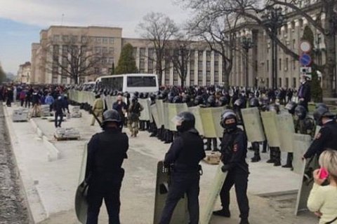 Во Владикавказе устроили "народный сход" против самоизоляции и закидали ОМОН камнями