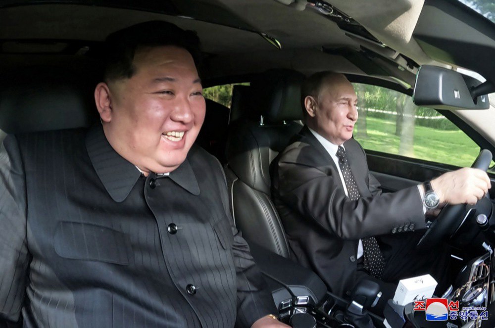 Путін за кермом лімузина <i>Aurus</i>, який він презентував Кім Чен Ину, Пхеньян, 19 червня 2024 року.