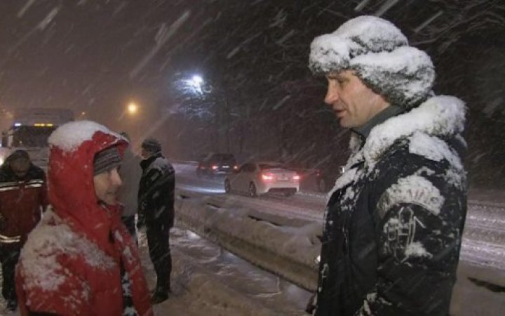 "Інакше буду звертатися до президента": Кличко доручив РДА до кінця дня почистити від снігу та льоду двори, тротуари та зупинки 