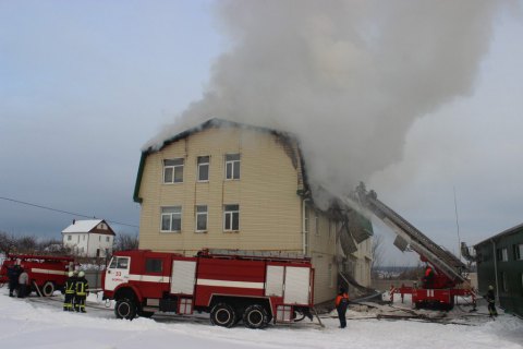 У Гореничах під Києвом горить офісна будівля