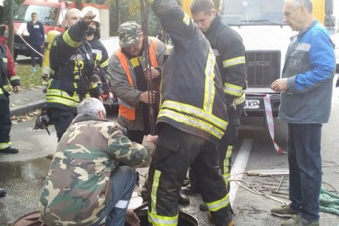 ​Столичні рятувальники витягнули з колектора чотирьох працівників "Київводоканалу" 