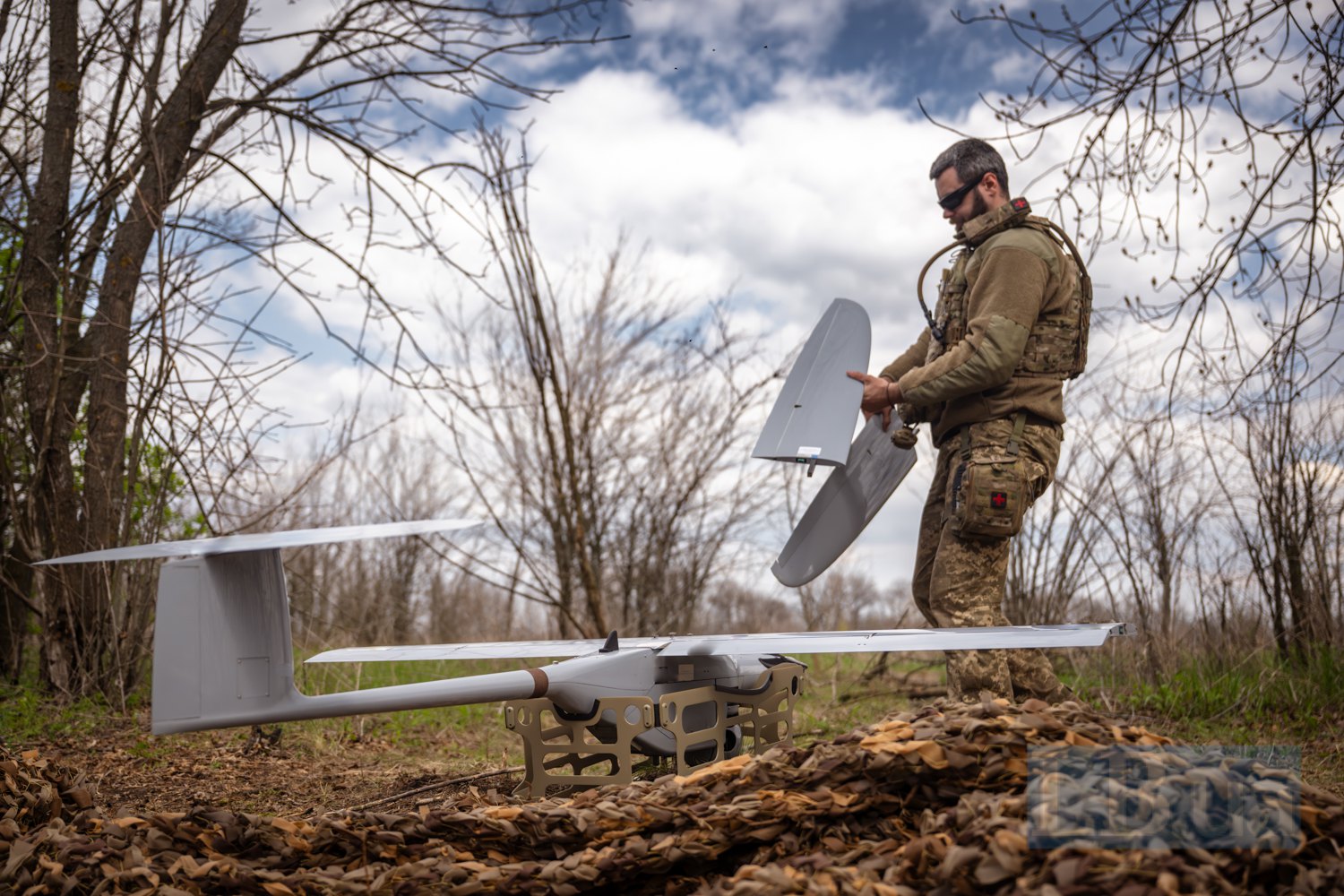 Воїни 23 ОБМр уважно прочісують кожен метр землі