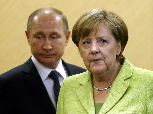  Президент РФ Владимир Путин и канцлер Германии Ангела Меркель во вермя встречи в Сочи, 02 мая 2017.