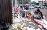 Возле метро "Позняки" повредили десятки киосков