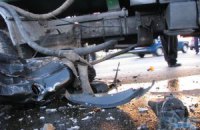 В Киеве машина врезалась в бензовоз