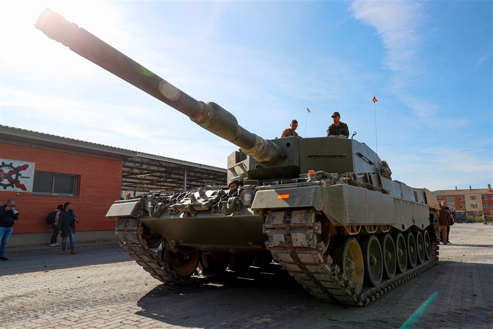 Українські військові на іспанських танках Leopard 2A4, які згодом були відправлені в Україну, на військовій базі Сан Грегоріо в Сарагосі, Іспанія, 13 березня 2023 року.
