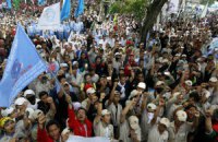 В Индонезии два миллиона человек вышли на общенациональную забастовку