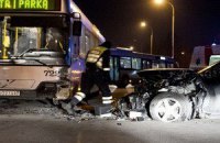 В Вильнюсе автомобиль посольства РФ врезался в автобус