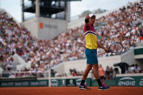 На Roland Garros м'яч застряг у шийці ракетки