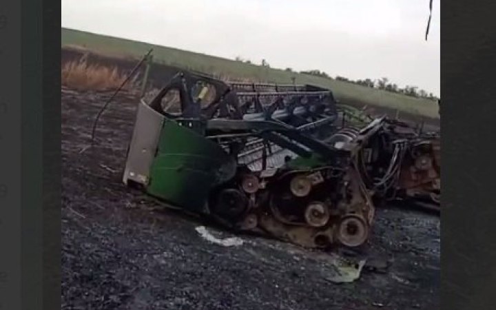 На Херсонщині росіяни атакували комбайн під час польових робіт – знищені посіви