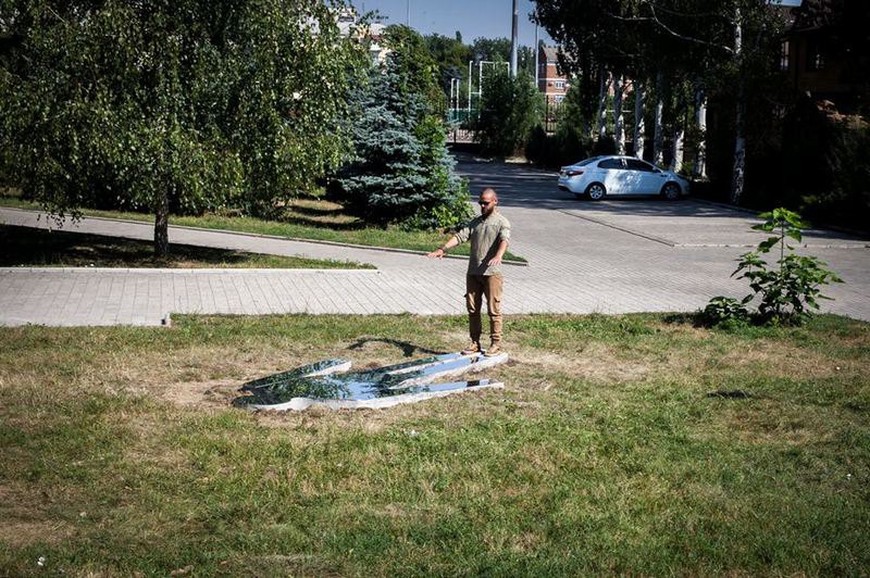 Художник Константин Зоркин возле своей работы "Тень поэта"