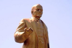 В Черкасской области власти решили снести разрушившегося Ленина