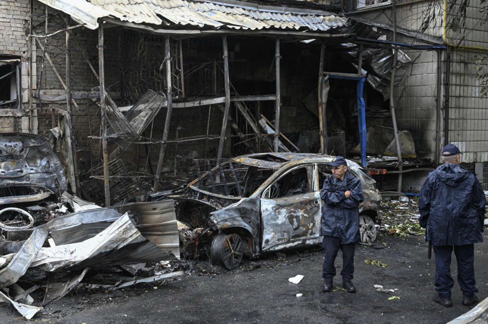 Спалені машини на місці російської атаки обстрілу Київ 31липня