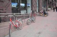 В Таллине врачи скорой помощи патрулируют на велосипедах