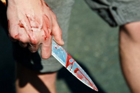 У Києві грабіжник поранив ножем продавщицю продуктового магазину