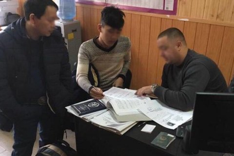 В Одессе задержали 16 нелегалов из Вьетнама, которые думали, что они во Франции