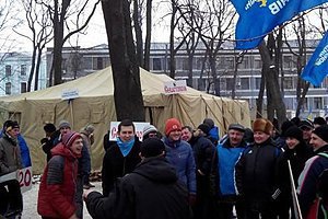 Антимайданівці повертаються в Маріїнський парк