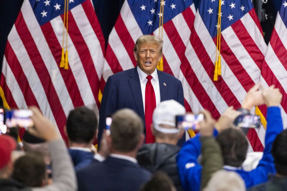Дональд Трамп виступає з промовою після перемоги на першому в країні кокусі в Айові в Де-Мойні, 15 січня 2024 р.