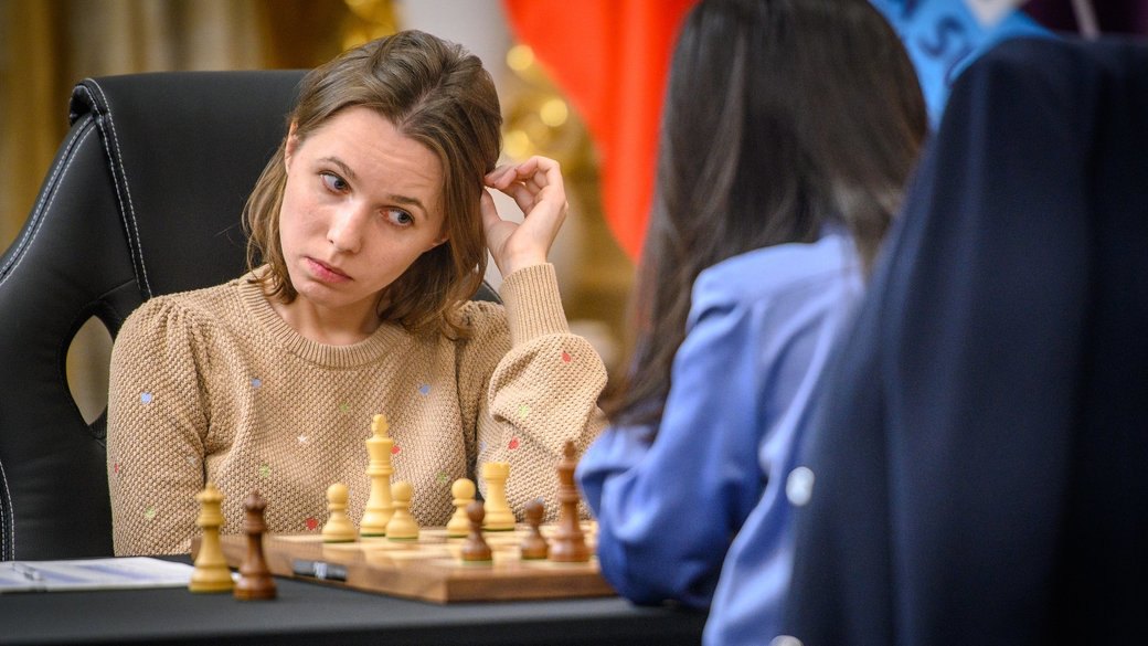 Марія Музичук грає в шахи на турнірі.