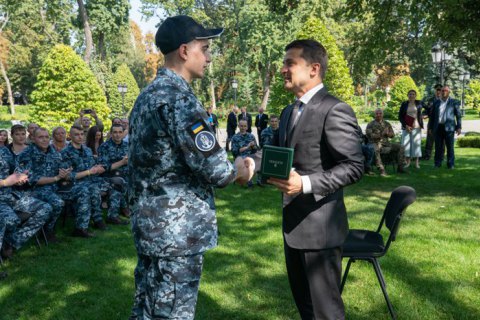 Зеленский подарил освобожденным морякам президентские часы
