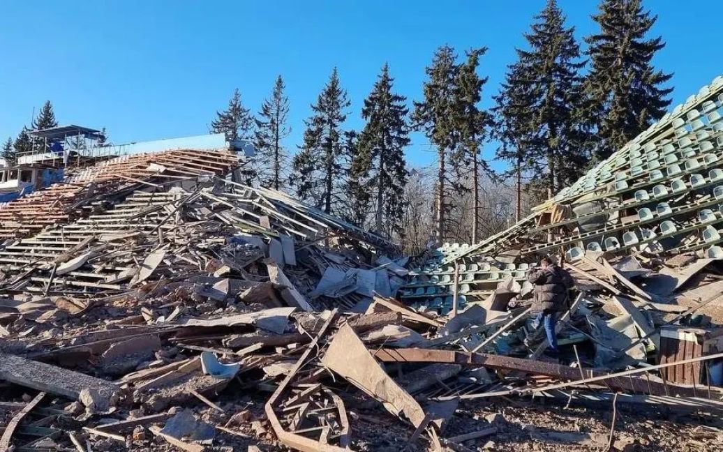 Зруйнований стадіон у Чернігові