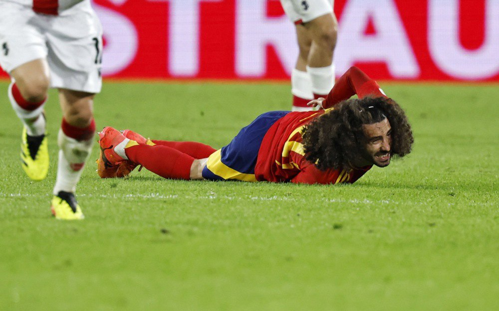 Марк Кукурелья з Іспанії лежить на газоні під час футбольного матчу 1/8 фіналу Євро-2024 між Іспанією та Грузією в Кельні, Німеччина.