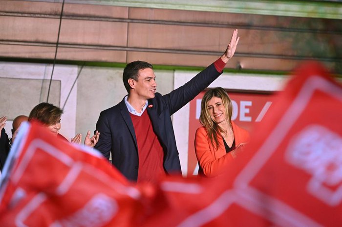 Педро Санчес c супругой (справа ) в день выборов в штаб-квартире партии в Мадриде, 10 ноября 2019.