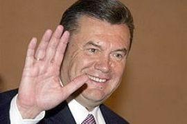 Во Львове Януковича встретили фанаты, милиция и "скорая"