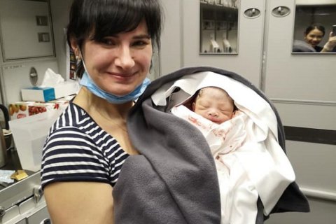 ​Украинка приняла роды на борту самолета Доха-Бангкок