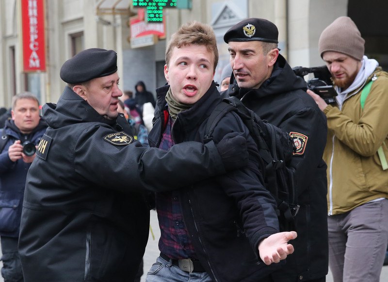 Сотрудники милиции задерживают журналиста Романа Протасевича во время работы на митинге в Минске, 26 марта 2017 г.