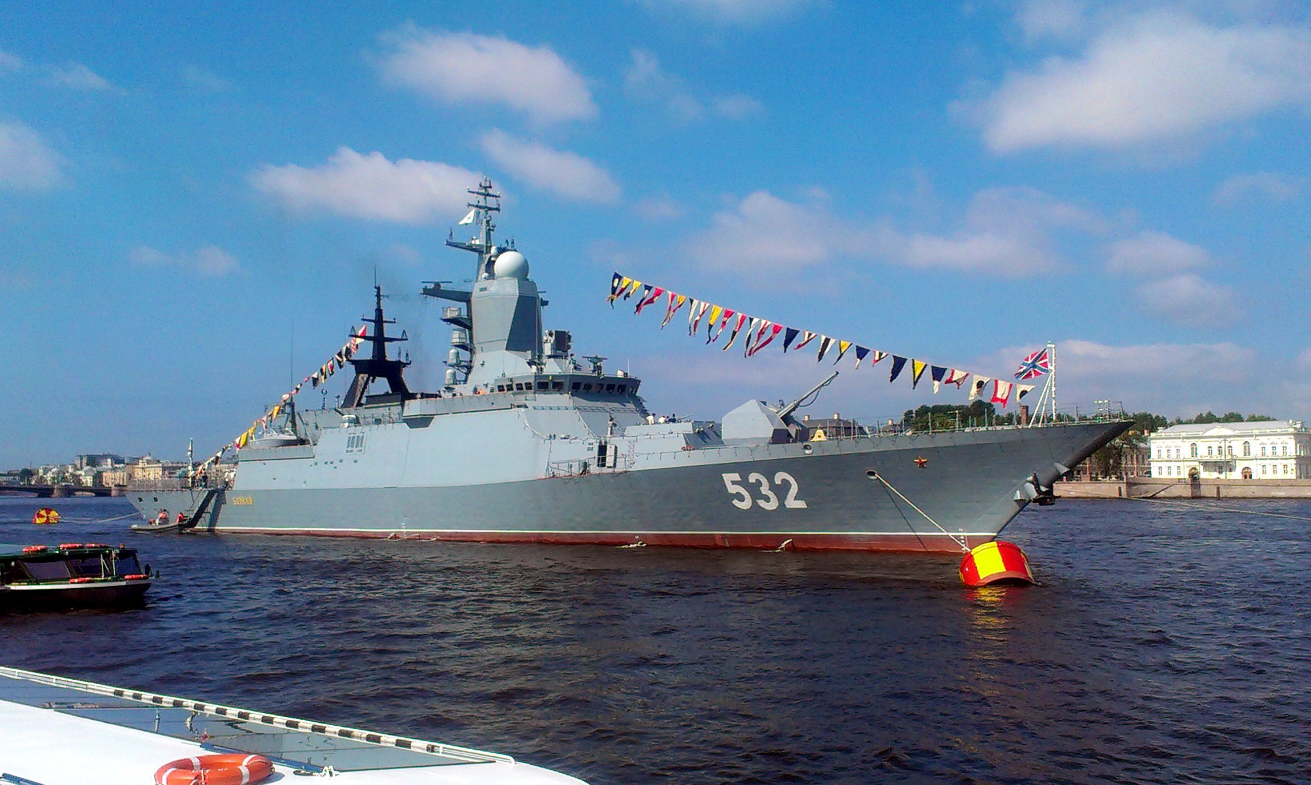 Корвет «Бойкий» в акваторії річки Нева , Санкт-Петербург