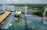 Кличко перевірив на міцність скляну підлогу на майданчику моста через Володимирський узвіз
