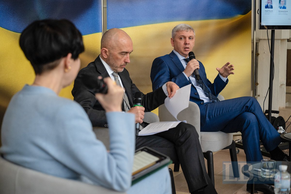 Шеф-редакторка LB.ua Cоня Кошкіна, голова НБУ Андрій Пишний і директор Банкнотно-монетного двору НБУ Володимир Баглай