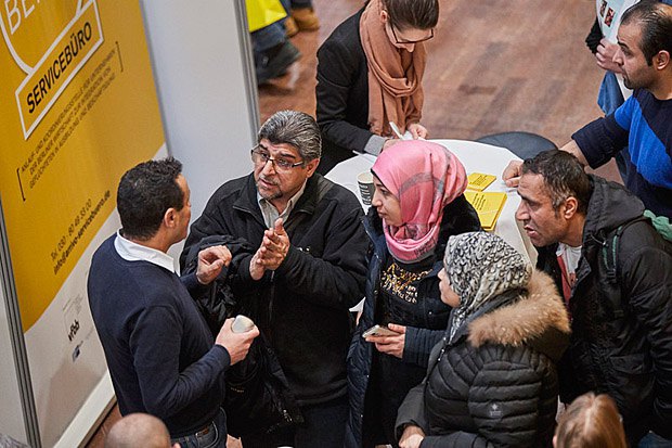 Мигранты получают консультации на бирже труда в Берлине, 17 января 2017.