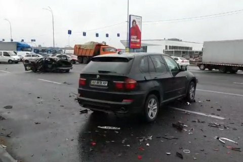 В Киеве возле ТЦ "Лавина" произошло серьезное ДТП