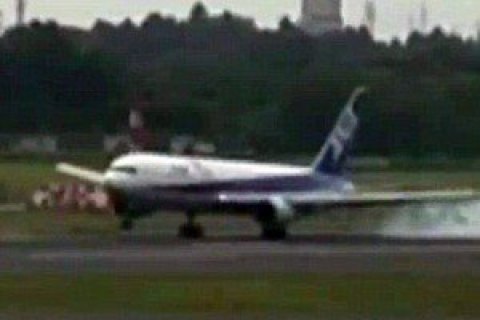 Російський Boeing екстрено приземлився через тріщину в лобовому склі