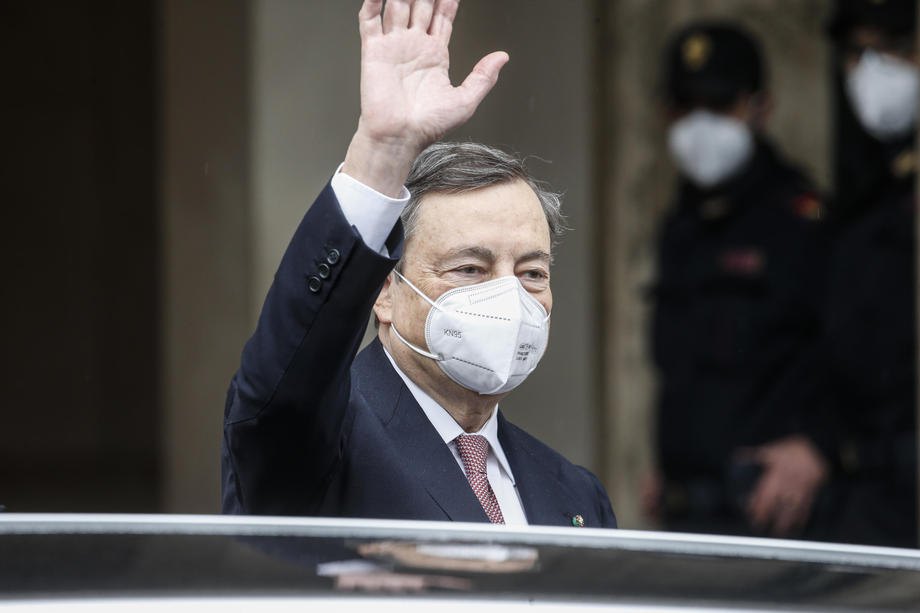 Італійський прем'єр-міністр Маріо Драгі після складення присяги покидає палац Кіджі
