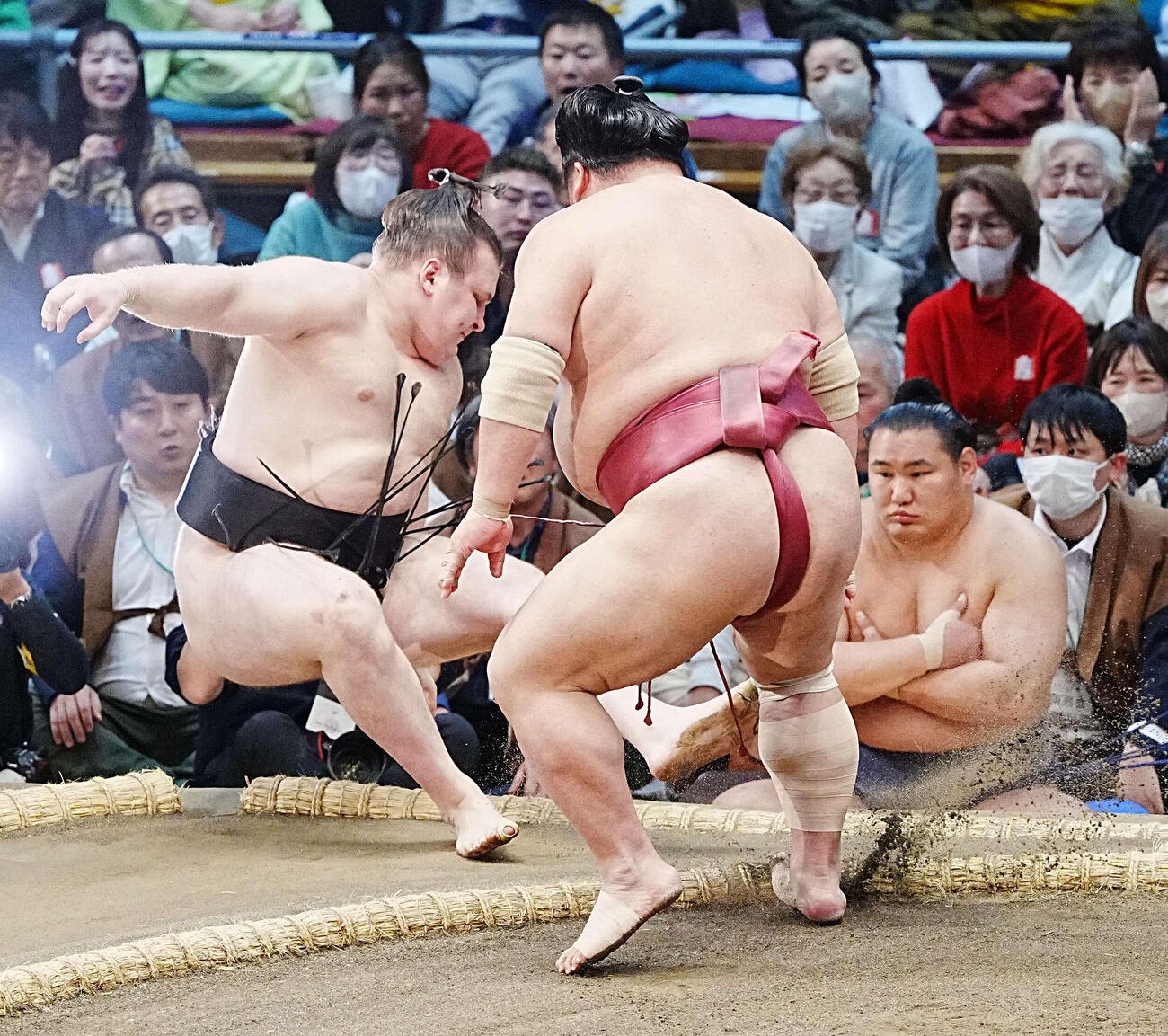 Аонішікі (ліворуч) падає в сутичці з Даєйшо