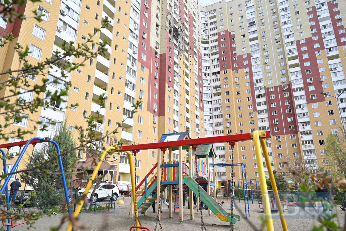 Наслідки влучання у багатоповерхвку у Подільському районі Києва, 16 квітня 2026