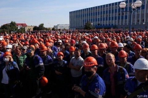 Лукашенко назвал забастовки на предприятиях "ножом в спину" и призвал увольнять тех, кто бастует