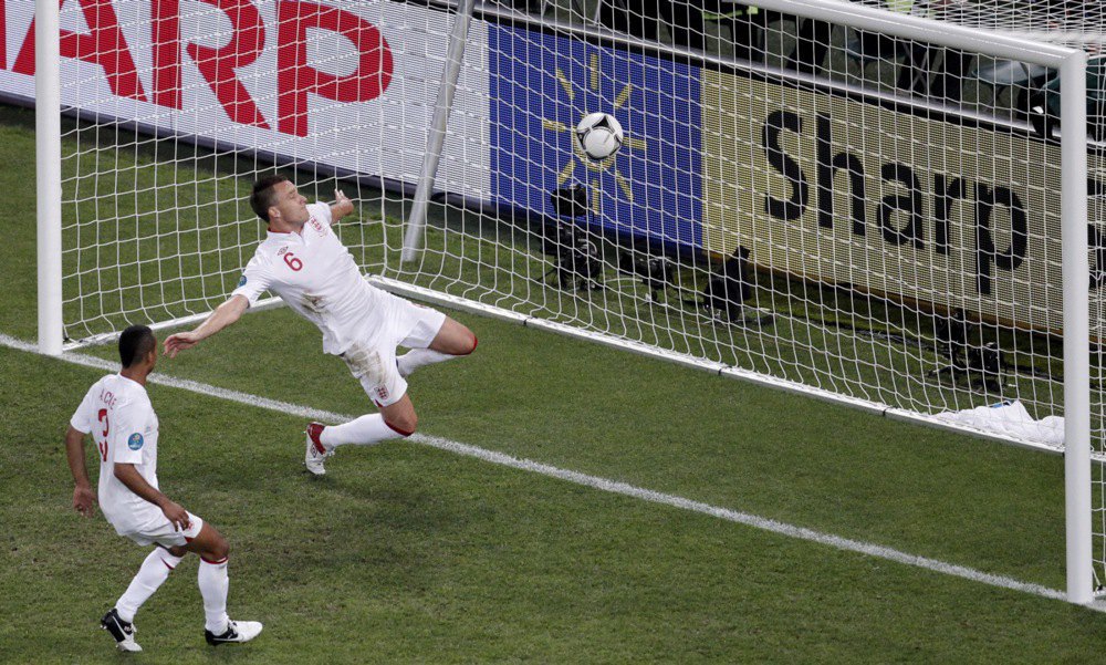 Джон Террі намагається вибити м'яч з воріт після удару Марко Девича в поєдинку України проти Англії на Євро-2012.