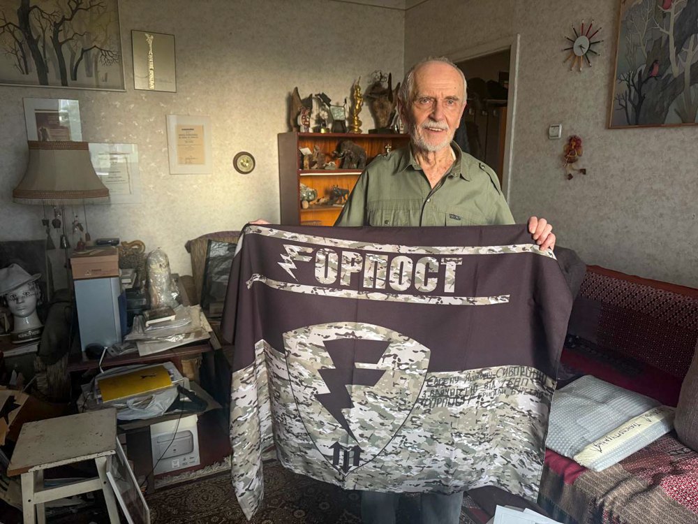 Євген Сивокінь з прапором Форпосту