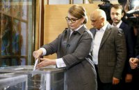 Тимошенко проголосовала на избирательном участке в Киеве