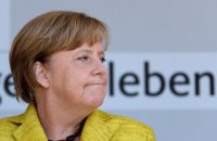 В Меркель бросили помидор во время предвыборного мероприятия