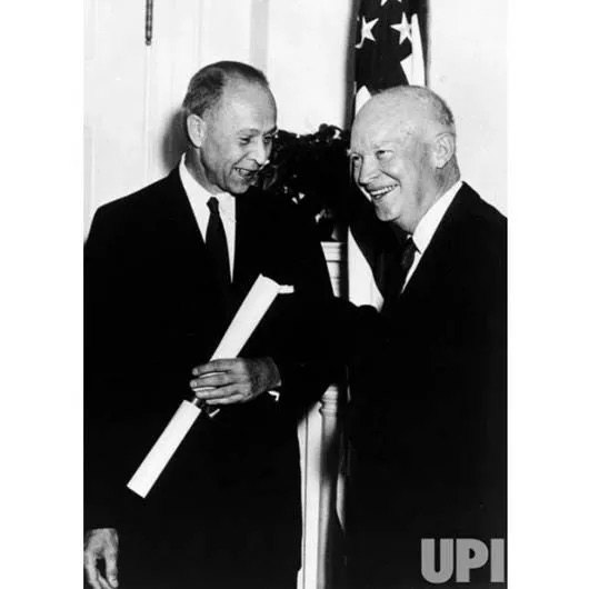 Президент США Д. Ейзенхауер і Дж. Кістякiвський. 1958 рік. (Архівне фото.) 